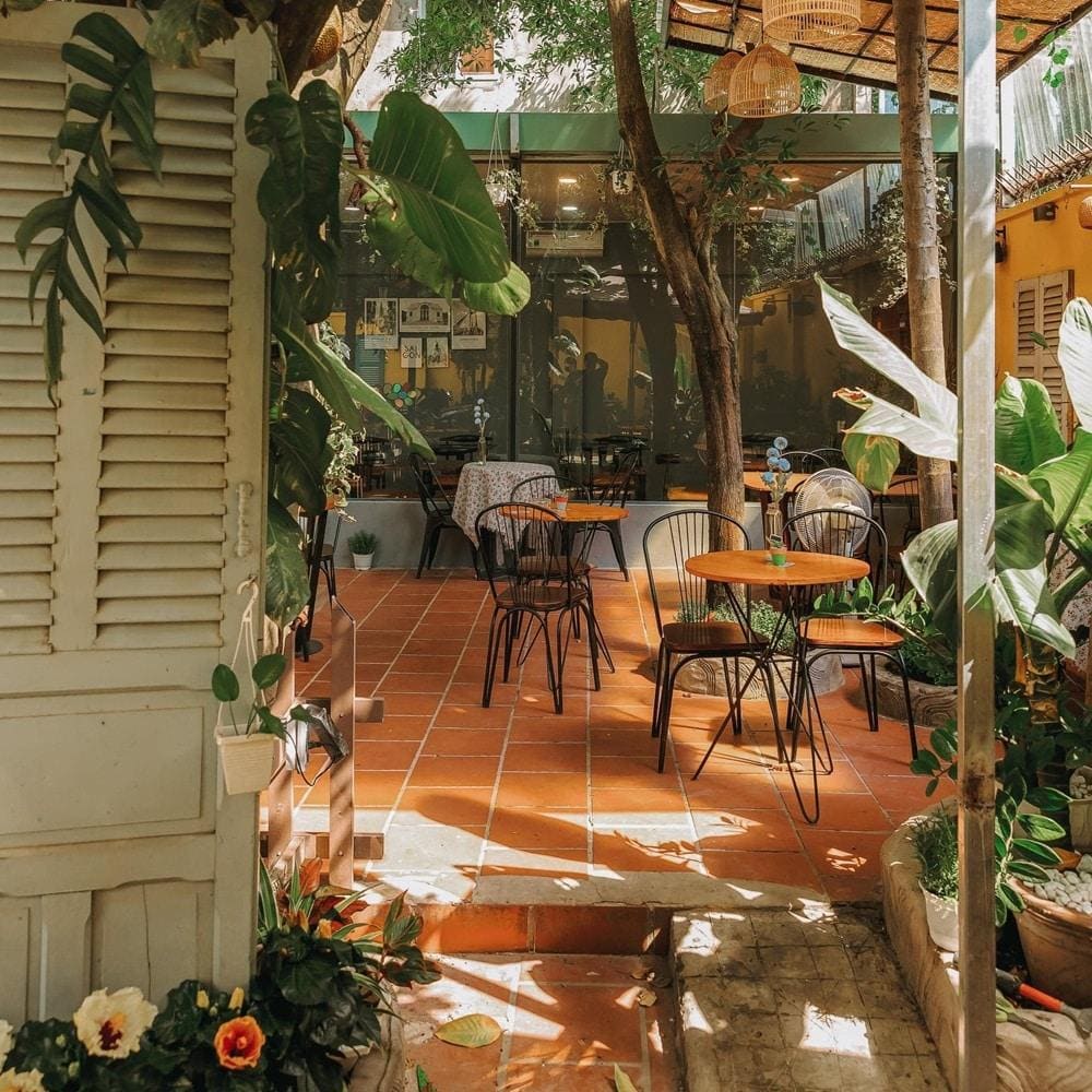 Quán có thiết kế nhã nhặn với chỗ ngồi cả trong nhà và ngoài sân